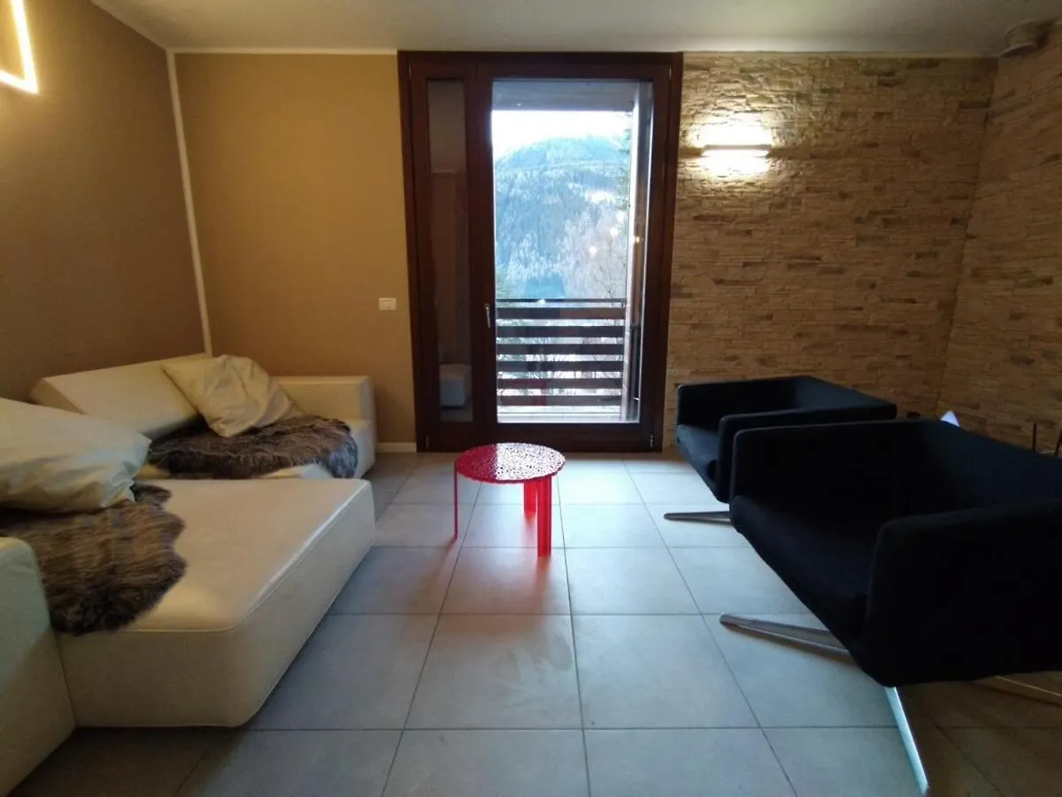 Adamello Peak Two Apartment Temù 0*,  イタリア